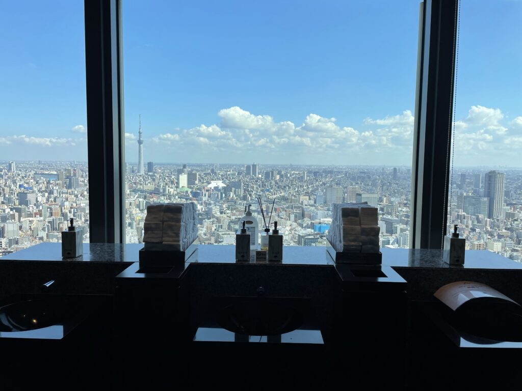 マンダリンオリエンタル東京の38階にある絶景トイレ。